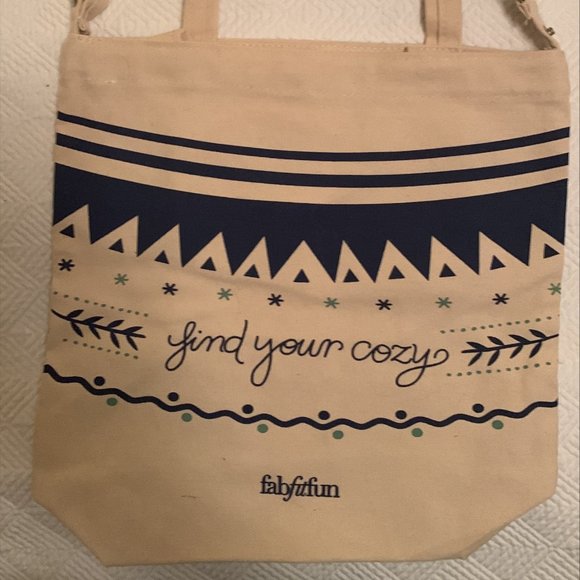 Fabfitfun winter collectible tote bag with crossbody and hand straps - brand new - Picture 2 of 3